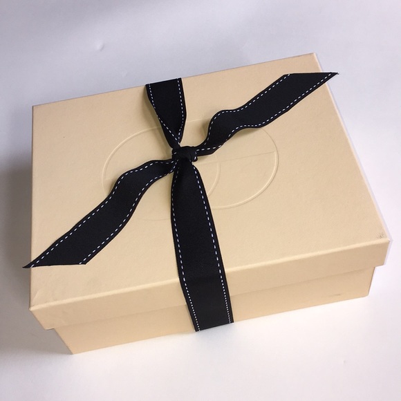 NET-A-PORTER striking black luxury box! - Picture 4 of 8